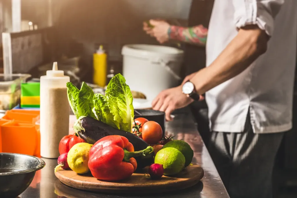 légumes posés sur un plat dans une cuisine de restaurant